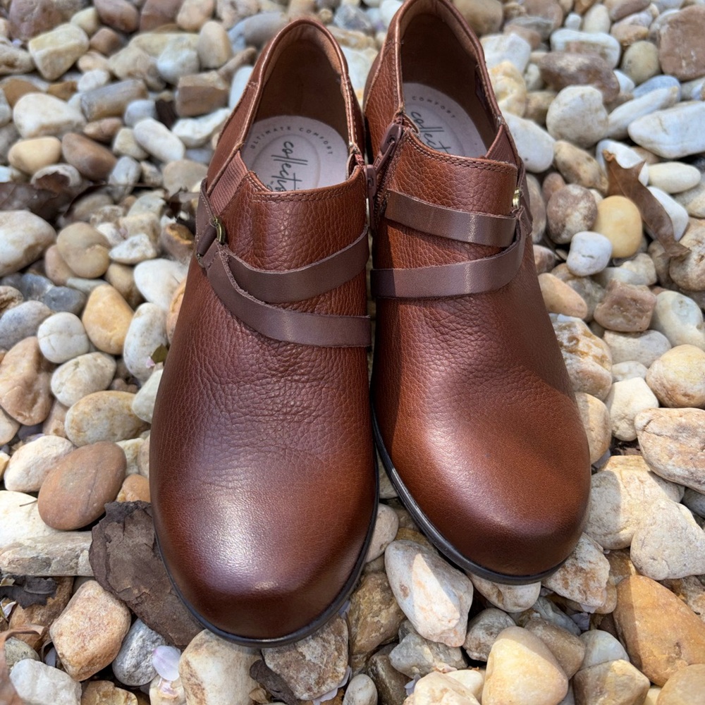 Women's Clarks Valerie 2 May ankle booties in Brown side zipper Size 7.5